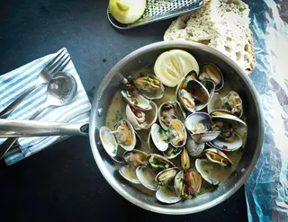 Steamed clams in a pan